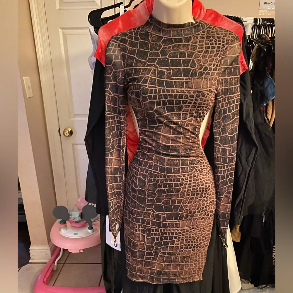 Beautiful sides Out NWT fashionnova Sexy Dress Mini Longsleeves - Picture 6 of 6
